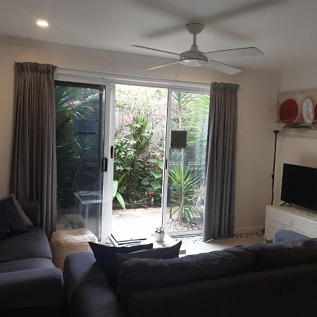 Pet Friendly & Spacious Two Bedroom Guest Unit Caloundra Exterior photo