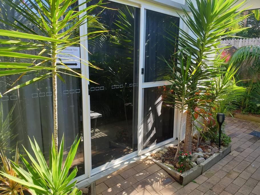 Pet Friendly & Spacious Two Bedroom Guest Unit Caloundra Exterior photo