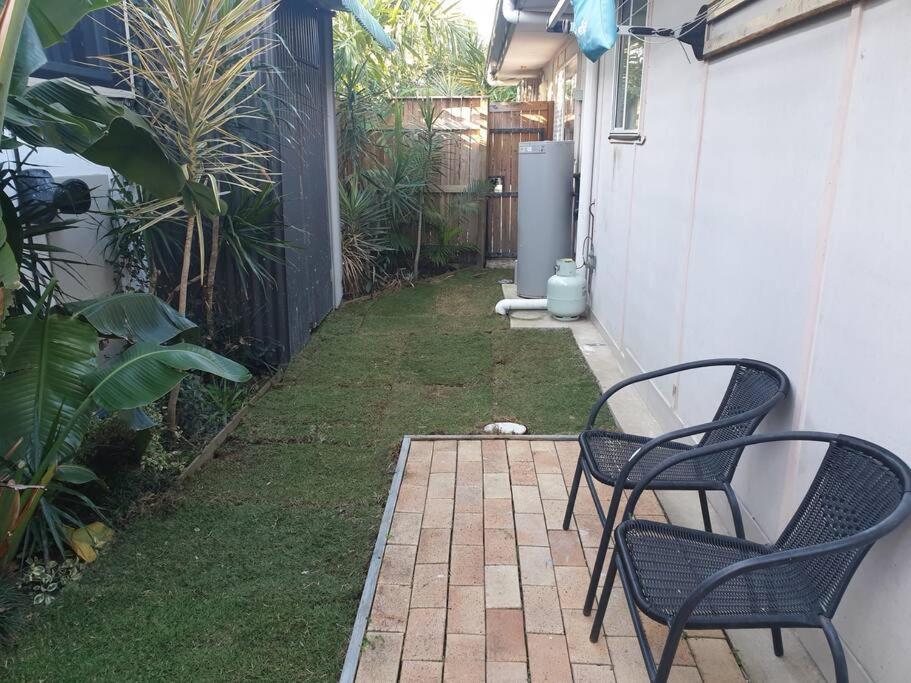 Pet Friendly & Spacious Two Bedroom Guest Unit Caloundra Exterior photo