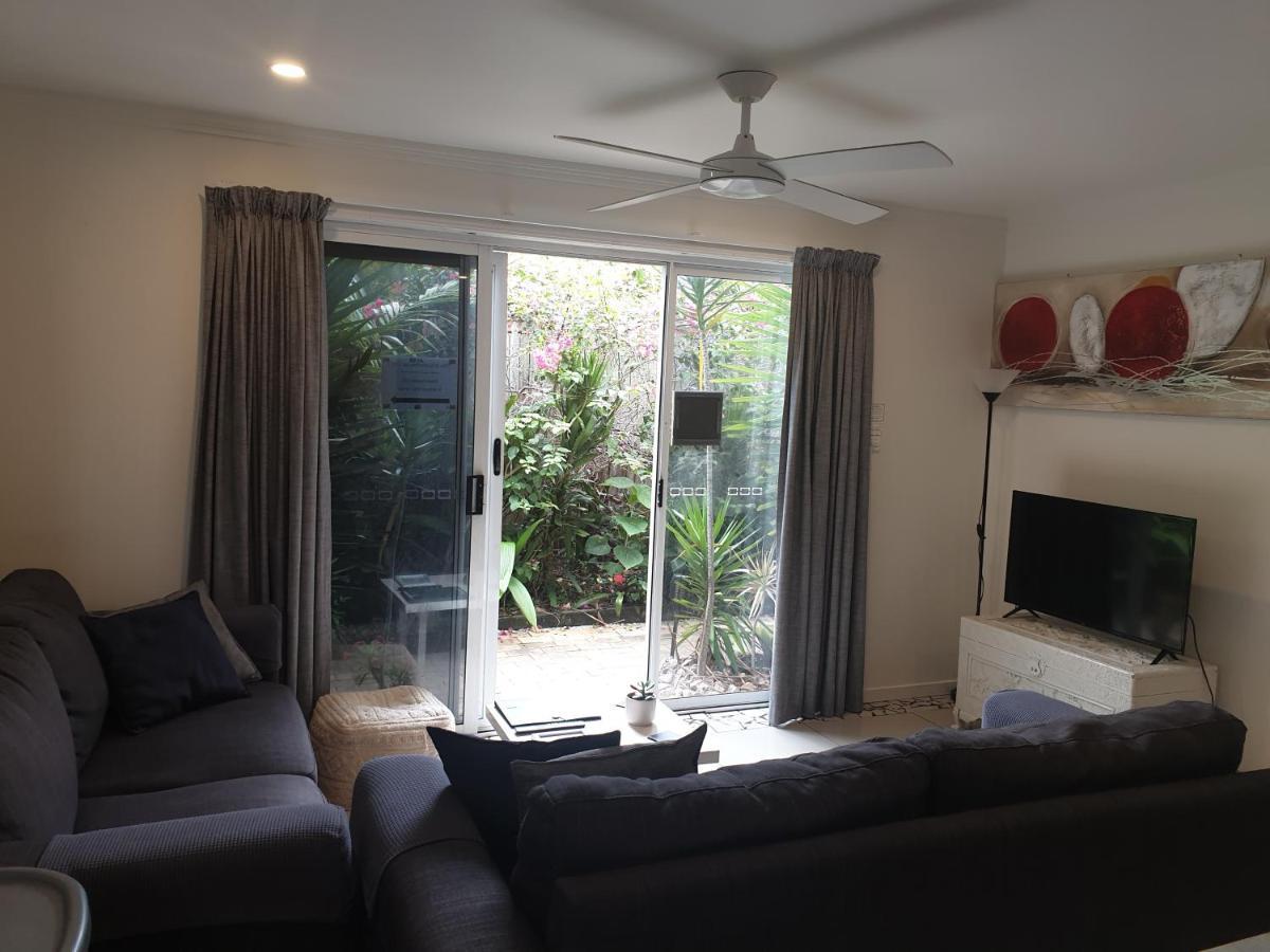 Pet Friendly & Spacious Two Bedroom Guest Unit Caloundra Exterior photo